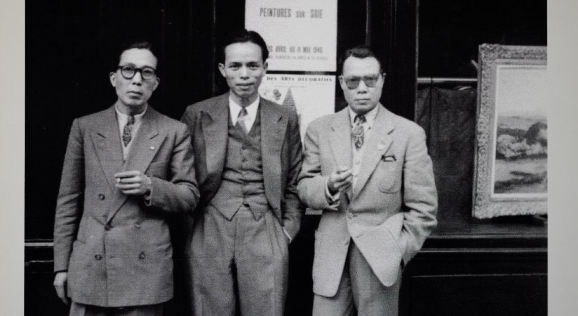 Vu Cao Dam entouré de Mai-Thu et Lê Phô lors de son exposition de peintures sur soie à la galerie Van Ryck. Paris, 1946. Archives Alain Le Kim